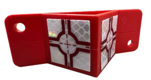 Kunststof adapter RSAK130r Vaste meetpunten voor geodetische metingen met tachometers / totalstations. Je hoeft geen wegen meer te blokkeren of obstakels te verplaatsen, want elk meetpunt kan tot op 200 meter afstand worden bewaakt. Snel en eenvoudig meten en monitoren van gebouwen, gevels, pijlers, brugpijlers, rails, schachtpalen, bruggen ...... Moeilijk bereikbare gebieden kunnen vanuit bijna elke hoek worden gemeten en bewaakt. Om het meetpunt lange tijd stabiel te houden, is er een kruis gegraveerd in de steunplaat onder het midden van de reflecterende schijf. Als de reflectieschijf beschadigd raakt, kan deze eenvoudig worden vervangen en kan het oorspronkelijke meetpunt efficiënt en duurzaam worden hersteld. De houder is gemaakt van duurzaam plastic en voorzien van 2 goed zichtbare prisma stickers (30x30 mm) welke temperatuur- en uv-bestendig zijn De RSAK130r is voorzien van montagegaten voor schroefbevestiging, maar kan ook worden bevestigd met montagelijm.