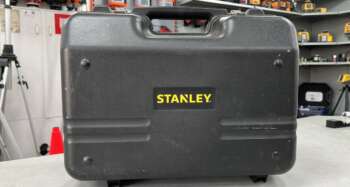 Stanley RL HV / RL HW koffer Passend op de Stanley RL HV / RL HVPW / RL HVPW-G / RL HW / RL HW+ / RL HGW A grade product: Koffer in zeer goede staat, sloten zijn goed, weinig gebruikssporen. Het model op de foto kan afwijken van de geleverde ontvanger, wij hebben hiervan meerdere van op voorraad. Wilt u er meerdere hebben?  Vraag dan het actuele aantal op via telefoon, whatsapp of mail.