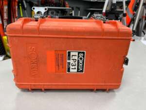 Gebruikte Sokkia LP30/31 koffer Passend op de Sokkia LP30, LP30A, LP31 en LP31A B grade product: Koffer in nette staat, sloten werken goed, zijsluitingen ontbreken, . Het model op de foto kan afwijken van de geleverde ontvanger, wij hebben hiervan meerdere van op voorraad. Wilt u er meerdere hebben? Vraag dan het actuele aantal op via telefoon, whatsapp of mail.