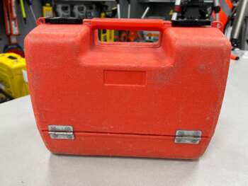 Gebruikte Sokkisha C3E koffer Passend op o.a. de Sokkisha C3E B+ grade product: Koffer in redelijke staat, sloten werken goed, met gebruikssporen. Het model op de foto kan afwijken van de geleverde ontvanger, wij hebben hiervan meerdere van op voorraad. Wilt u er meerdere hebben? Vraag dan het actuele aantal op via telefoon, whatsapp of mail.