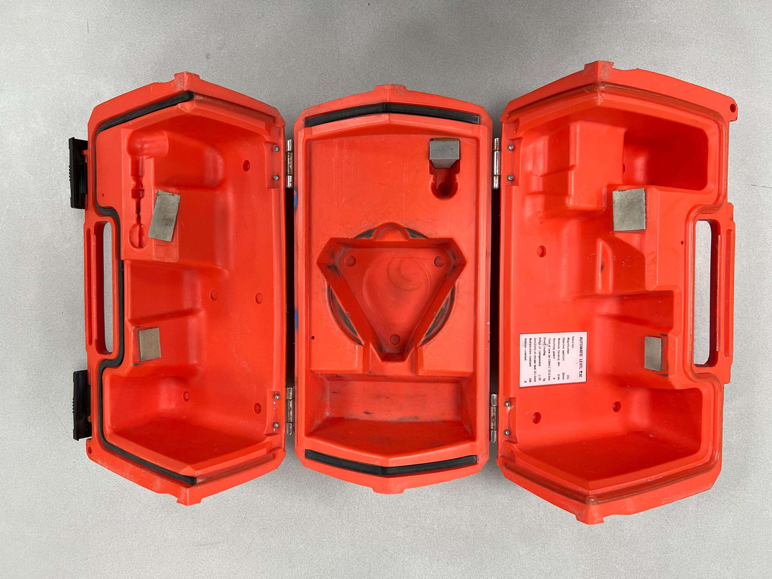 Gebruikte Sokkisha C3E koffer Passend op o.a. de Sokkisha C3E B+ grade product: Koffer in redelijke staat, sloten werken goed, met gebruikssporen. Het model op de foto kan afwijken van de geleverde ontvanger, wij hebben hiervan meerdere van op voorraad. Wilt u er meerdere hebben? Vraag dan het actuele aantal op via telefoon, whatsapp of mail.