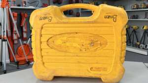 Spectra HV401 koffer (B grade) Passend op o.a. de Spectra HV401 B grade product: Koffer is goed, sloten werken, heeft veel gebruikssporen. Het model op de foto kan afwijken van de geleverde ontvanger, wij hebben hiervan meerdere van op voorraad. Wilt u er meerdere hebben?  Vraag dan het actuele aantal op via telefoon, whatsapp of mail.