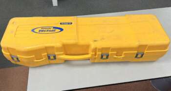 Gebruikte Spectra LL300N Guncase koffer Passend op de Spectra LL300N incl bijbehorende statief en baak (Niet voor standaard statieven en baken) B grade product: Koffer in goede staat, sloten zijn goed, lichte gebruikssporen, 2 kleine gaatjes in de onderkant van de koffer (zie foto 3). Het model op de foto kan afwijken van de geleverde ontvanger, wij hebben hiervan meerdere van op voorraad. Wilt u er meerdere hebben? Vraag dan het actuele aantal op via telefoon, whatsapp of mail.