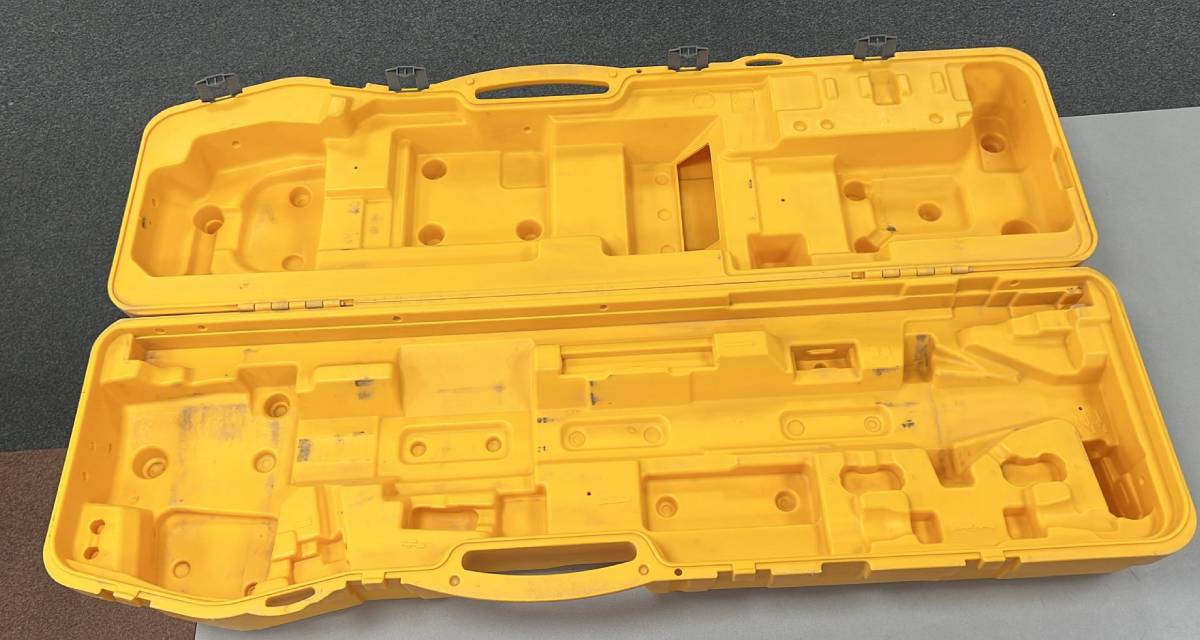 Gebruikte Spectra LL300N Guncase koffer Passend op de Spectra LL300N incl bijbehorende statief en baak (Niet voor standaard statieven en baken) B grade product: Koffer in goede staat, sloten zijn goed, lichte gebruikssporen, 2 kleine gaatjes in de onderkant van de koffer (zie foto 3). Het model op de foto kan afwijken van de geleverde ontvanger, wij hebben hiervan meerdere van op voorraad. Wilt u er meerdere hebben? Vraag dan het actuele aantal op via telefoon, whatsapp of mail.