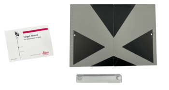 Leica TPD100 richtmerk De richtplaat TPD 100 is een Leica meetplaat met groot bereik, ontworpen voor gebruik met Leica DISTO apparatuur met digitale puntzoekers. De TPD100 heeft een 1/4-inch schroefdraad voor montage op een optionele mini prismastok, zodat over grote afstanden op vaste posities en andere referentiepunten meten.