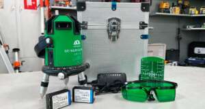 Refurbished ADA 6D Servoliner groenlicht multilijnsprojectie laser met servomotor sturing De ADA 6D Servoliner is een groen licht multi lijnlaser met fijninstelling en projecteert een rode horizontale 190° lijn, 4 verticale lijnen onder 90° en een oploodpunt Nauwkeurigheid ±0.1 mm/m Bereik ± 20m (tot 50m met ontvanger) Groenlicht laserklasse 2 Bijzonderheden: Zeer nette en complete set met 2 accu's Voor levering wordt het apparaat voorzien van een nieuwe keuring en certificaat. Er zit 3 maanden garantie op het instrument. Dit instrument wordt geleverd in een koffer met 2x accu, lader, magnetische doelschijf en laserbril.