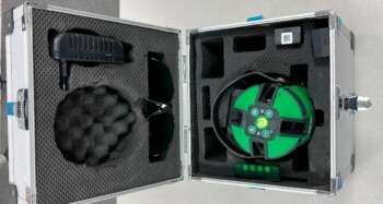 Refurbished ADA 6D Servoliner groenlicht multilijnsprojectie laser met servomotor sturing De ADA 6D Servoliner is een groen licht multi lijnlaser met fijninstelling en projecteert een rode horizontale 190° lijn, 4 verticale lijnen onder 90° en een oploodpunt Nauwkeurigheid ±0.1 mm/m Bereik ± 20m (tot 50m met ontvanger) Groenlicht laserklasse 2 Bijzonderheden: Zeer nette en complete set met 2 accu's Voor levering wordt het apparaat voorzien van een nieuwe keuring en certificaat. Er zit 3 maanden garantie op het instrument. Dit instrument wordt geleverd in een koffer met 2x accu, lader, magnetische doelschijf en laserbril.