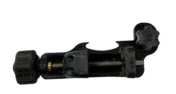 Gebruikte Androtec baakklem Passend op o.a.: Androtec STR-60, MTR-60 en MTR90 serie, Topcon LS-100D, Pronivo PNLUD18 en PNRLD-MM, PLS XLD+ en Imex LRX 10 mm Levering: 1 stuks baakklem Het klem op de foto kan afwijken van de geleverde klem hier hebben wij er meerdere van liggen. De vorige eigenaar heeft geen kenmerk in de klem gegraveerd. Alle klemmen zijn getest en werken naar behoren.