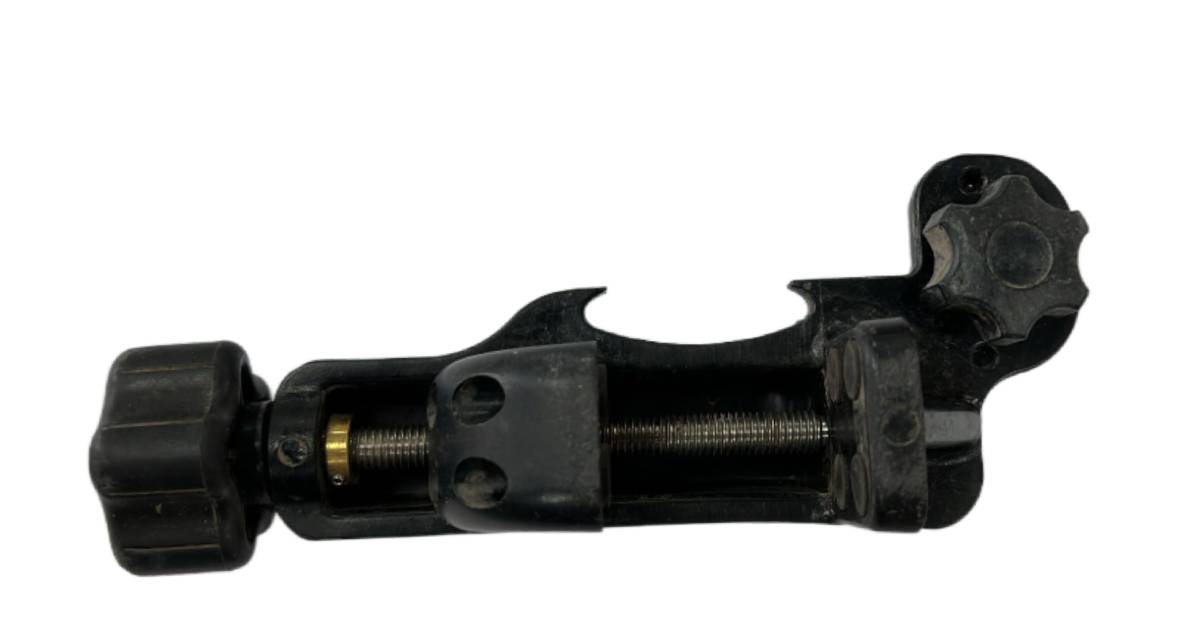 Gebruikte Androtec baakklem Passend op o.a.: Androtec STR-60, MTR-60 en MTR90 serie, Topcon LS-100D, Pronivo PNLUD18 en PNRLD-MM, PLS XLD+ en Imex LRX 10 mm Levering: 1 stuks baakklem Het klem op de foto kan afwijken van de geleverde klem hier hebben wij er meerdere van liggen. De vorige eigenaar heeft geen kenmerk in de klem gegraveerd. Alle klemmen zijn getest en werken naar behoren.