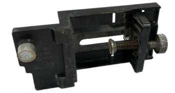 Gebruikte Sokkia baakklem Passend op o.a.: Sokkia LR100 handontvanger Levering: 1 stuks baakklem Het klem op de foto kan afwijken van de geleverde klem hier hebben wij er meerdere van liggen. De vorige eigenaar heeft geen kenmerk in de klem gegraveerd. Alle klemmen zijn getest en werken naar behoren.