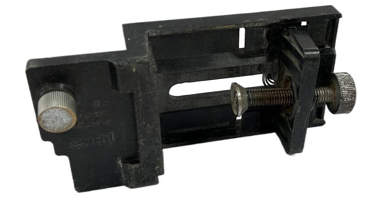 Gebruikte Sokkia baakklem Passend op o.a.: Sokkia LR100 handontvanger Levering: 1 stuks baakklem Het klem op de foto kan afwijken van de geleverde klem hier hebben wij er meerdere van liggen. De vorige eigenaar heeft geen kenmerk in de klem gegraveerd. Alle klemmen zijn getest en werken naar behoren.