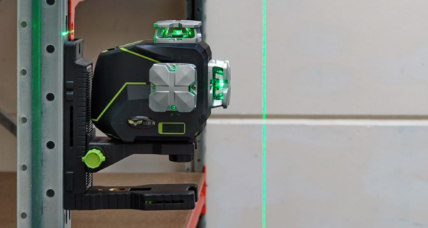 Drie heldere, groene 360 graden laserlijnen geprojecteerd in een lege ruimte door de Birdy CL360-3G.