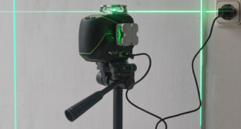 De Li-ion accu van de Birdy CL360-3G 3D-laser wordt opgeladen met de meegeleverde oplader.