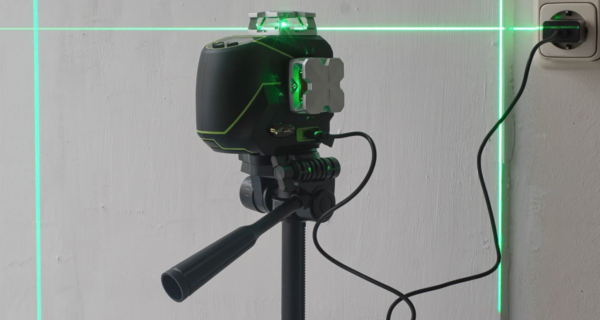 De Li-ion accu van de Birdy CL360-3G 3D-laser wordt opgeladen met de meegeleverde oplader.