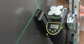 De Birdy CL360-3G projecteert een verticaal en horizontaal kruis voor de installatie van keukenkasten.