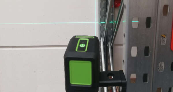 De Birdy X2G projecteert een heldere, groene kruislijn op een muur voor het installeren van een keuken.