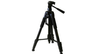 Licht telescopisch statief van 150 cm, volledig uitgeschoven en klaar voor gebruik met een bouwlaser.