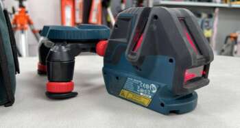 Refurbished Bosch GLL3-50 roodlicht multilijnsprojectie laser De Bosch GLL3-50 is een rood licht multi lijnlaser met fijninstelling en projecteert een rode horizontale 180° lijn, 2 verticale lijnen onder 90° en een loodpunt naar beneden. Nauwkeurigheid ±0.3 mm/m Bereik ± 10m (tot 50m met ontvanger) Roodlicht laserklasse 2 Bijzonderheden: vorige eigenaar heeft kleine kenmerken in behuizing en op de tas aangebracht voor levering wordt het apparaat voorzien van een nieuwe keuring en certificaat. Er zit 3 maanden garantie op het instrument. Dit instrument wordt geleverd in een tas met batterijen en voet.