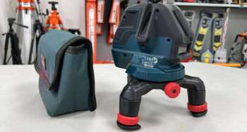 Refurbished Bosch GLL3-50 roodlicht multilijnsprojectie laser De Bosch GLL3-50 is een rood licht multi lijnlaser met fijninstelling en projecteert een rode horizontale 180° lijn, 2 verticale lijnen onder 90° en een loodpunt naar beneden. Nauwkeurigheid ±0.3 mm/m Bereik ± 10m (tot 50m met ontvanger) Roodlicht laserklasse 2 Bijzonderheden: vorige eigenaar heeft kleine kenmerken in behuizing en op de tas aangebracht voor levering wordt het apparaat voorzien van een nieuwe keuring en certificaat. Er zit 3 maanden garantie op het instrument. Dit instrument wordt geleverd in een tas met batterijen en voet.