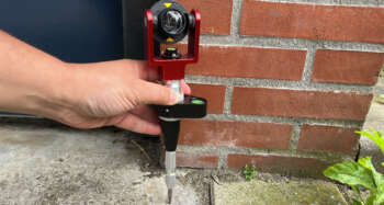 Centerpons met 5/8" aansluiting t.b.v. prisma Door op deze automatische centerpons te drukken zal een veermechanisme worden gespannen dat bij voldoende druk plotseling doorslaat. Hierdoor zal er een putje op de gemeten locatie geslagen worden.