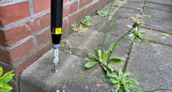 Centerpons met 5/8" aansluiting t.b.v. prisma of GPS stok Deze Seco losse centerpons punt kan op elke prismastok of roverstok met 5/8"male draad aangesloten worden. Met de harde punt die kan op een plek op de grond een punt gemarkeerd worden, door de stok naar beneden te duwen zal de centerpons een punt in de grond slaan en zo een markering achterlaten.