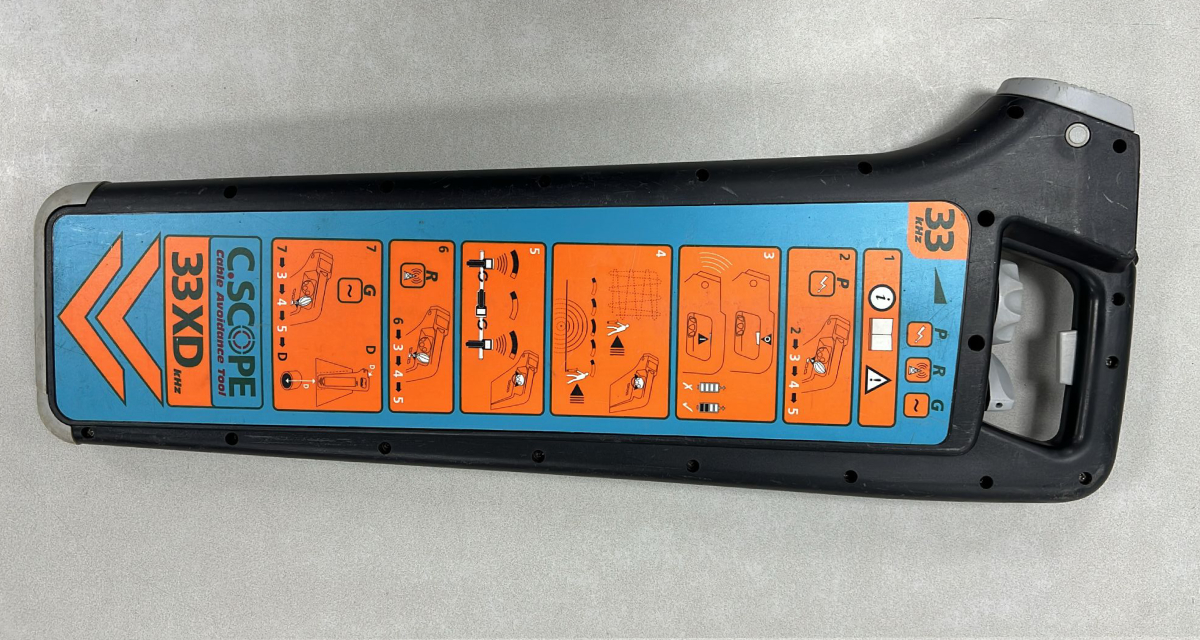 Refurbished C.Scope 33XD kabelzoeker met diepte indicatie Diepte indicatie De C.Scope 33XD kan i.c.m. een signaalgenerator ook een diepte indicatie geven van de leidingen en kabels. Zo weet je waar je van te voren of je met een schep of een graafmachine moet gaan graven, hierdoor weet je waar je aan toe bent. Meetdiepte stroom 3m Meetdiepte radio 2m Meetdiepte generator 4m Meetdiepte sonde 7m Diepte indicatie Ja, uitsluitend i.c.m. signaalgenerator Nauwkeurigheid diepte ± 5% (0,1m tot 3m), ± 5% (Gebruik Sonde 0,1m tot 7m) voor levering wordt het apparaat voorzien van een nieuwe keuring en certificaat. Er zit 3 maanden garantie op het instrument.