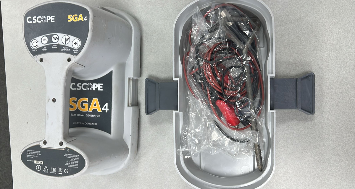 Refurbished C.Scope SGA4 signaalgenerator Een signaalgenerator wordt gebruikt bij kabelzoekers om een sterker en duidelijker signaal te creëren, wat de precisie bij het lokaliseren van kabels verbetert. Het helpt ook bij het detecteren van diepere kabels en minimaliseert interferentie van andere elektrische signalen. Dit maakt het mogelijk om kabels effectief te vinden in complexe omgevingen met meerdere leidingen. Zendfrequentie 131kHz, 33kHz voor levering wordt het apparaat voorzien van een nieuwe keuring en certificaat. Er zit 3 maanden garantie op het instrument.