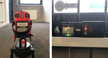 Zet de ontvanger aan en plaats deze op de plek waar de laserstraal uit moet komen, druk op de AUTO toets en geef de richting aan (d.m.v. de pijl toetsen) welke kant de Easytrack Plus op moet gaan. Kies hierbij de de kant op waar de laserstraal heen moet om richting de ontvanger te gaan. Zodra de laser het midden van de ontvanger heeft gevonden hoor je een bevestigingsgeluid en kan de ontvanger weggehaald worden. Mocht de richting van de laser later toch nog veranderd moeten worden, dan kun je dat weer op dezelfde manier doen of je kunt de laserstraal handmatig richten m.b.v. de meegeleverde afstandsbediening.