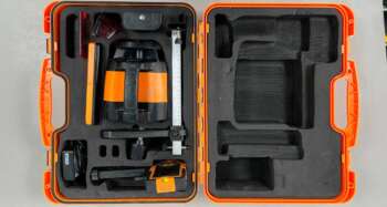 Refurbished Geo Fennel FL240HV horizontaal/verticaal waterdichte (af)bouwlaser Goed werkendeGeo Fennel FL240HV met ontvanger. Zowel optisch als mechanisch in goede staat. Roodlicht Afbouwlaser Werkbereik: 300 m met ontvanger Nivelleernauwkeurigheid: ± 0,5 mm/10m Stof- en spatwaterbescherming: IP 66 Elektrische voeding: Accupack Gebruiksduur: 60 h met accu Statiefschroefdraad: 5/8″ Projectie: Horizontaal, handmatig dubbel afschot Bijzonderheden: Klein kenmerk op koffer Voor levering wordt het apparaat voorzien van een nieuwe keuring en certificaat. Er zit 6 maanden garantie op het instrument. Dit instrument wordt geleverd in een koffer met ontvanger, baakklem, afstandsbediening, wandhouder, batterijhouder, accu en lader.