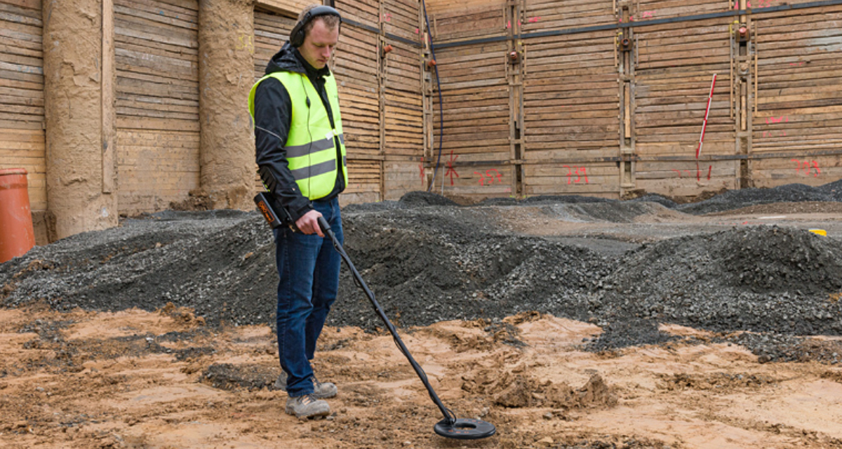 De Geo Fennel FMD60 is ontworpen voor het detecteren en lokaliseren van o.a. putdeksels, maar kan ook worden gebruikt als een eenvoudige metaaldetector. Hij detecteert onder sneeuw, modder, water, paden, enz. Deze detector is uiterst eenvoudig en licht van gewicht. Reparatie en kalibratie: Elk meetapparaat, van puntlaser tot totalstation wordt voor levering volledig door ons nagekeken en krijgt het apparaat een eindkalibratie voordat deze opgehaald of verzonden wordt. Mocht het product af fabriek komen, dan verricht de fabriek volgens onze afspraken deze controle en eindkalibratie. Reparaties en kalibraties worden in onze eigen serviceruimte gedaan. Hierdoor kunnen wij de hoogste kwaliteit leveren.