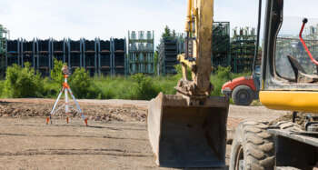 De ontvangerkan op op twee manieren aan de machine bevestigd worden: met behulp van sterke neodymium magneten of met de schroef klemmen, beide worden standaard meegelever.