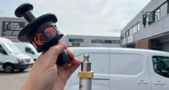 Snelkoppeling 5/8"-> 5/8" Deze aluminium snelkoppeling maakt het mogelijk om snel en eenvoudig een GPS rover, prisma of een laser vast te zetten of los te koppelen van een statief, prisma- of GPS-stok.