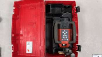 Refurbished Hilti PR25 horizontaal/verticaal waterdichte (af)bouwlaser Goed werkende Hilti PR25 met ontvanger. Zowel optisch als mechanisch in goede staat. Roodlicht Afbouwlaser Werkbereik: 300 m met ontvanger Nivelleernauwkeurigheid: ± 0,75 mm/10m Stof- en spatwaterbescherming: IP 56 Elektrische voeding: Accupack Gebruiksduur: 50 h met batterij Statiefschroefdraad: 5/8″ Projectie: Horizontaal, verticaal Bijzonderheden: gebruikte koffer, laser werkt op batterijen Voor levering wordt het apparaat voorzien van een nieuwe keuring en certificaat. Er zit 6 maanden garantie op het instrument. Dit instrument wordt geleverd in een koffer met ontvanger en baakklem.