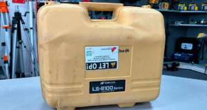 Gebruikte Topcon LS-B100/200 koffer Passend op de Topcon LS-B100, LS-B100W, LS-B110, LS-B110W, LS-B200, LS-B200W B- grade product: Koffer heeft schade aan de buitenkant (deukjes), sloten werken goed, met gebruikssporen. Het model op de foto kan afwijken, wij hebben hiervan meerdere van op voorraad. Wilt u er meerdere hebben?  Vraag dan het actuele aantal op via telefoon, whatsapp of mail.