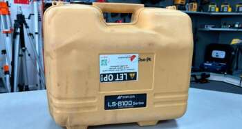 Gebruikte Topcon LS-B100/200 koffer Passend op de Topcon LS-B100, LS-B100W, LS-B110, LS-B110W, LS-B200, LS-B200W B- grade product: Koffer heeft schade aan de buitenkant (deukjes), sloten werken goed, met gebruikssporen. Het model op de foto kan afwijken, wij hebben hiervan meerdere van op voorraad. Wilt u er meerdere hebben?  Vraag dan het actuele aantal op via telefoon, whatsapp of mail.