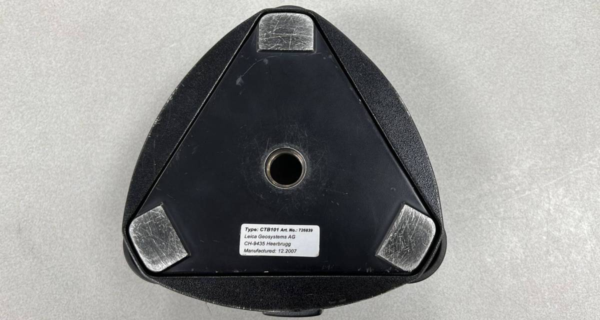 Gebruikt Leica CTB101 stelschroevenblok zonder optisch lood Passend op leica theodolieten en totalstations Bijzonderheden: gebruikssporen