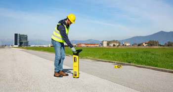 Leica DD300 GPS leidingzoeker bij wegenbouw