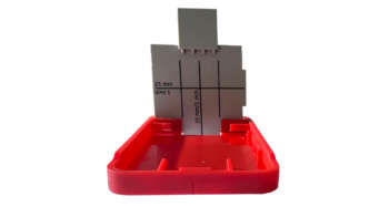 Leica GMZ3 richtmerk De Leica Geosystems GZM3 richtplaat is ontworpen om de workflow van het meten van sjablonen en werkbladen te verbeteren door onnauwkeurige randmetingen tot het verleden te laten behoren. Gebruikt in combinatie met een 3D Disto of een andere Leica DISTO, versnelt de GZM3 richtplaat het proces van meten naar hoeken, krommingen en vlakke oppervlakken vanuit elke positie.