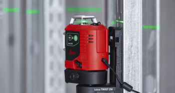 Lino L6G bevestigd met magneetsteun aan een metalen stellingkast op werkhoogte