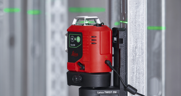 Lino L6G bevestigd met magneetsteun aan een metalen stellingkast op werkhoogte