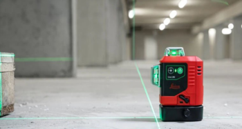 Leica LINO L6G op de vloer voor perfect loodrechte verticale uitlijning