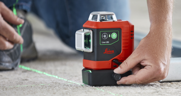 Vakman gebruikt Leica LINO L6G voor nauwkeurig tegelwerk op de vloer