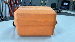 Gebruikte Leica NA20 koffer Passend op o.a. de Leica NA20 B grade product: Koffer in goede staat, slot is goed, met gebruikssporen. Het model op de foto kan afwijken van de geleverde ontvanger, wij hebben hiervan meerdere van op voorraad. Wilt u er meerdere hebben? Vraag dan het actuele aantal op via telefoon, whatsapp of mail.