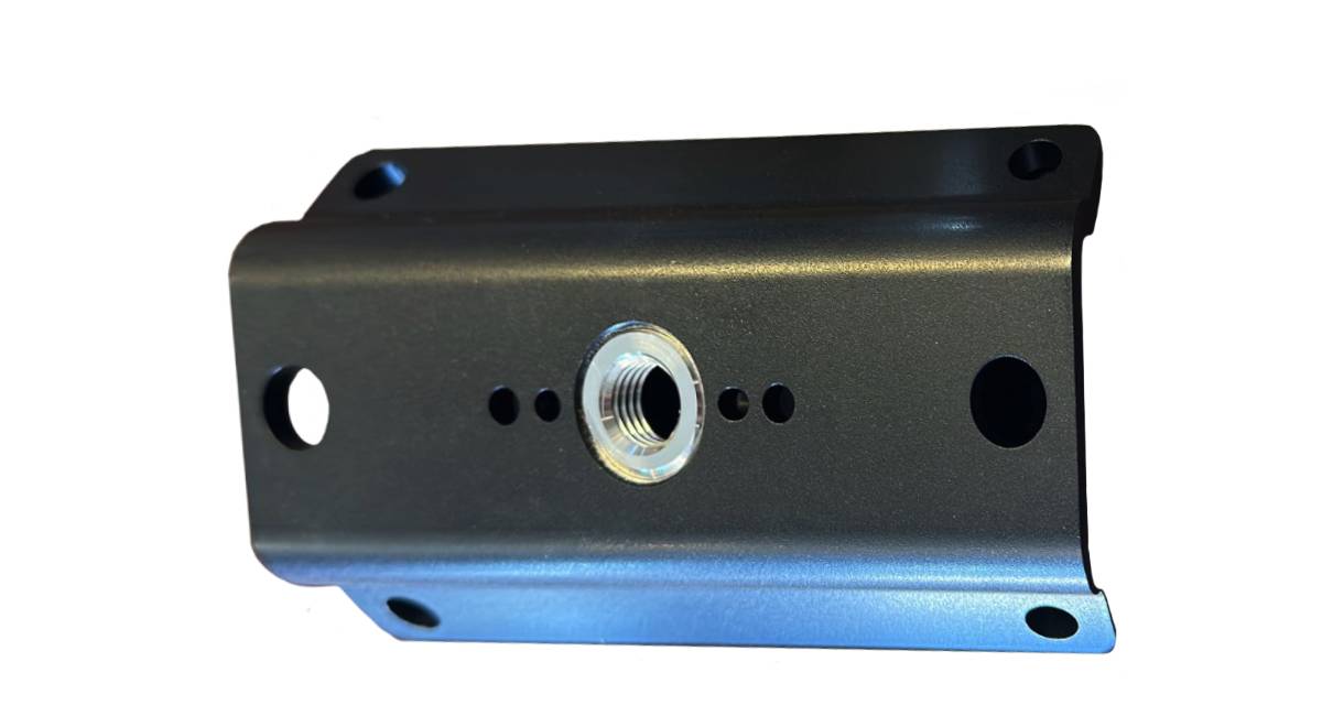 Leica Piper statief adapter De montage adapter wordt gebruikt voor het monteren van de Leica Piper 100/200 op statief met 5/8" aansluiting. De beugel is gemaakt van aluminium met 4 gaten waar de poten van de Piper invallen voor eenvoudige bevestiging. Te gebruiken met statief Gemaakt van duurzaam aluminium met zwarte poedercoating Eenvoudig te bevestigen Compatibel met Leica Piper 100 en 200 lijn-, rioollaser