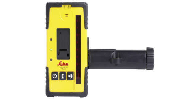 Leica Rod Eye 140 ontvanger voor bouwlasers De Leica Rod Eye 140 is geschikt voor elke rode bouwlaser. De Rod Eye 140 is heeft twee geluidsindicaties, één voor op de bouwplaats met veel lawaai en één voor binnengebruik waar het geluid beduidend minder is. De ontvanger beschikt over een LCD scherm aan de voor- en achterkant. Beide geven hetzelfde weer. LCD indicatie Duidelijk display aan de voor- en achterkant van de ontvanger. Geluidsindicatie Twee instellingen, hard voor lawaaierig werk buiten en zacht voor binnen toepassingen. Automatisch uitschakelen Na tien minuten schakelt deze ontvanger zichzelf uit om zo batterij te kunnen besparen. Baakklem met libel Met geïntegreerde libel om gemakkelijk af te kunnen lezen of de ontvanger waterpas gehouden wordt. Robuuste behuizing De robuuste behuizing met rubberen beschermstukken beschermt de ontvanger tegen mogelijke ongelukken op zwaar bouwterrein. Groot ontvangst venster Met het grote ontvangstvenster van 12cm kan het werkbereik vergroot worden. Specificaties: Bereik: 350 m - 500 m * Werkbereik: 700 m - 1350 m * Ontvangstvenster: 12 cm Bevestiging: Klem Afstelling: Fijn: 1,0mm Medium: 2,0mm Grof: 3,0mm Bescherming: IP65 Voeding: 9V batterij