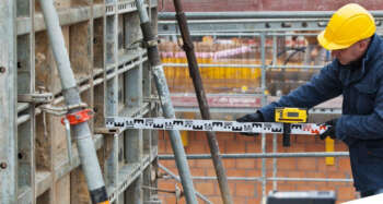 Leica RE160 Artikelnr: 789924 Leica Uit voorraad leverbaar De Leica RE160 ontvanger Werkt op roodlicht rotatielasers Aflezing met pijlen en in millimeters Standaard geleverd met baakklem