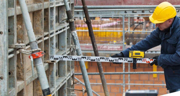 Leica RE160 Artikelnr: 789924 Leica Uit voorraad leverbaar De Leica RE160 ontvanger Werkt op roodlicht rotatielasers Aflezing met pijlen en in millimeters Standaard geleverd met baakklem