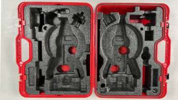 Leica T100 koffer (A grade) Passend op o.a. T100 A grade product: Koffer in goede staat, buiten kant wat gebruiksschade, van binnen zeer goed. Het model op de foto kan afwijken van de geleverde ontvanger, wij hebben hiervan meerdere van op voorraad. Wilt u er meerdere hebben?  Vraag dan het actuele aantal op via telefoon, whatsapp of mail.