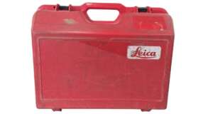 Leica T100 koffer (B grade) Passend op o.a. T100 B grade product: Koffer in goede staat, buiten kant wat gebruiksschade, van binnen zeer goed. Het model op de foto kan afwijken van de geleverde ontvanger, wij hebben hiervan meerdere van op voorraad. Wilt u er meerdere hebben? Vraag dan het actuele aantal op via telefoon, whatsapp of mail.