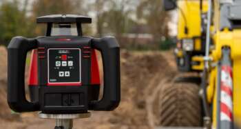 Een professional gebruikt de Levelfix 860H bouwlaser op een bouwplaats.